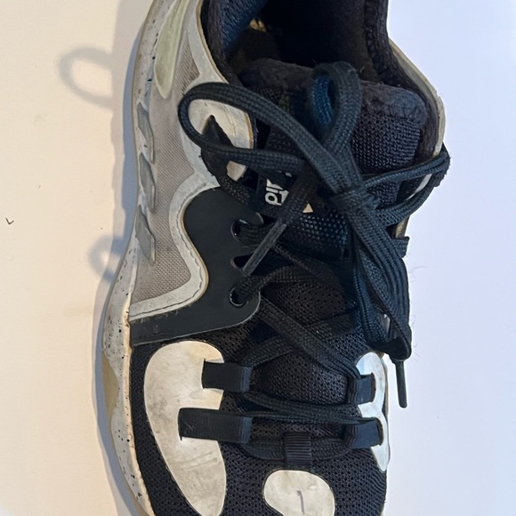 Adidas Youth Basketball Shoes Size 1 - Picture 4 of 8